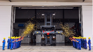 发车！徐工港口机械奔赴“东方之珠”