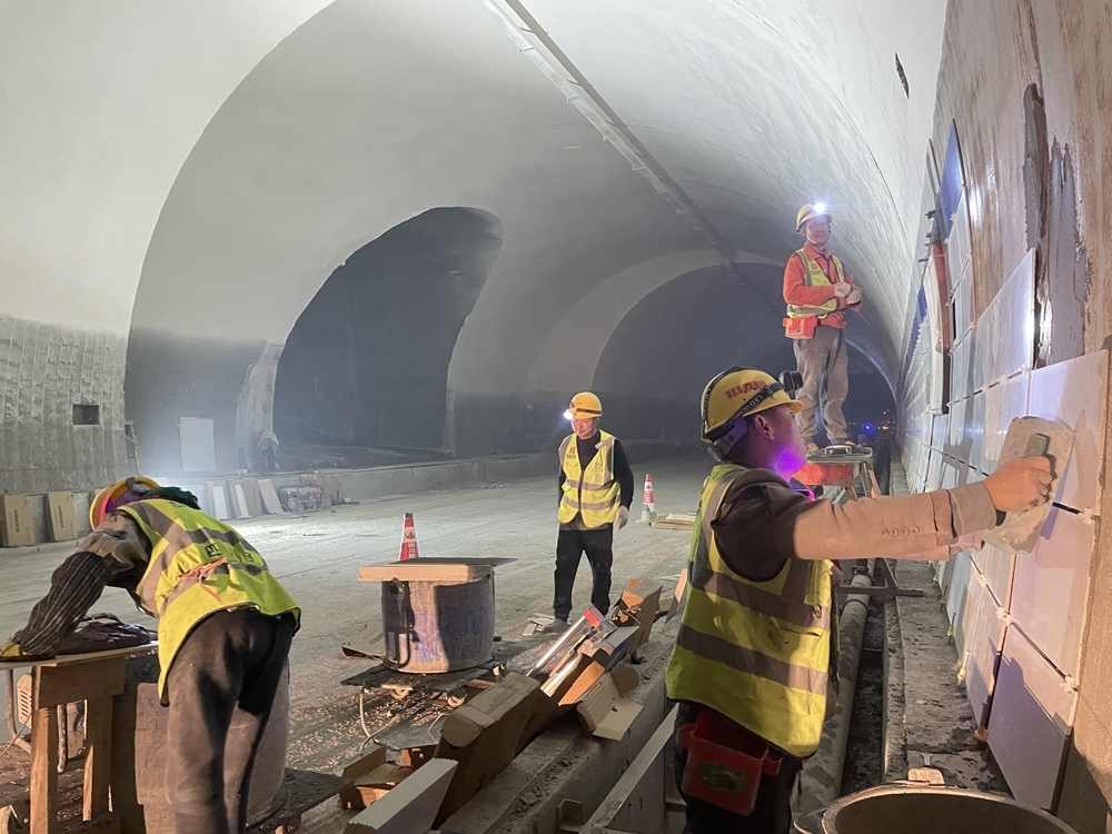 我国南北大动脉“扼颈之环”――甘肃木寨岭特长隧道全面贯通