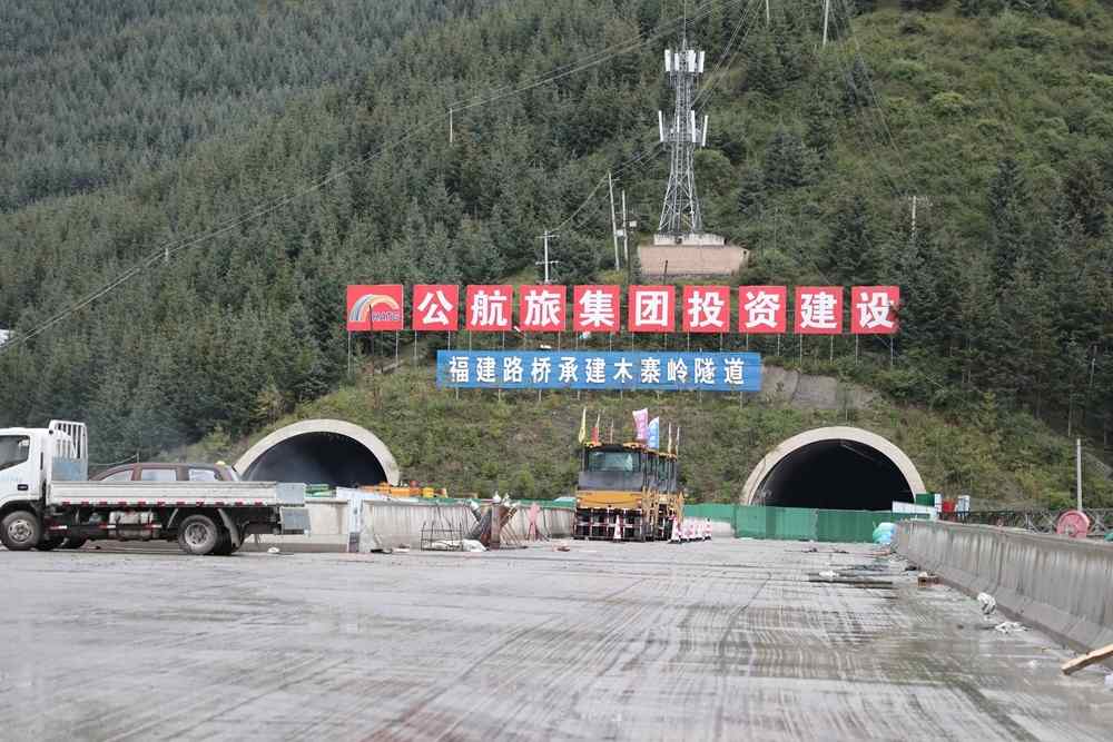 我国南北大动脉“扼颈之环”――甘肃木寨岭特长隧道全面贯通