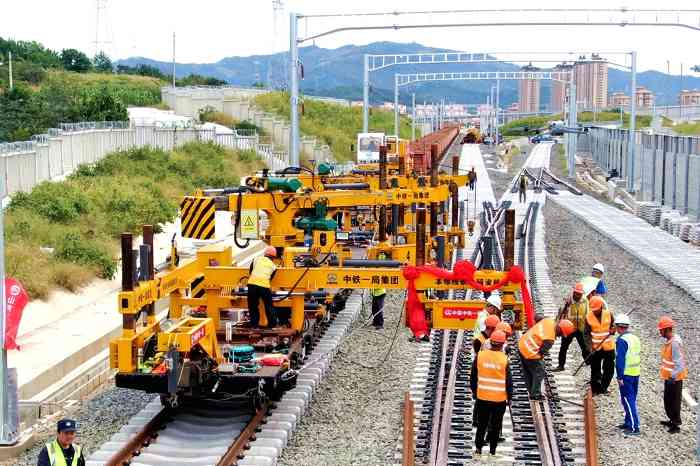 中国中铁旗下中铁一局参建的潍烟高铁全线铺轨贯通！