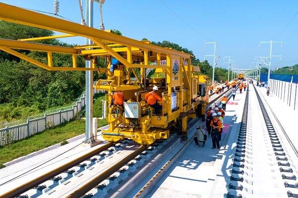 中铁四局参建的渝昆高铁川渝段全面进入铺轨阶段！