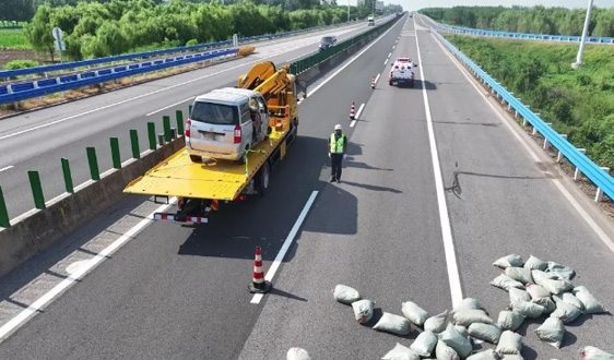 徐工平板清障车，演绎一“机”救援