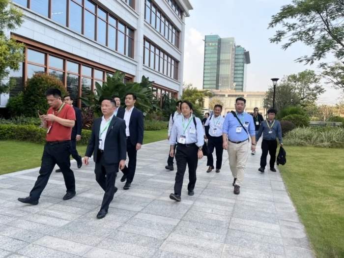 燃动鹏城！AWC 2024开幕首日智能网联汽车行业巨头齐聚，探索未来出行新风向！