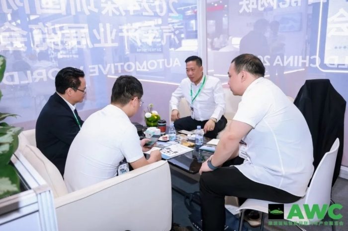 燃动鹏城！AWC 2024开幕首日智能网联汽车行业巨头齐聚，探索未来出行新风向！