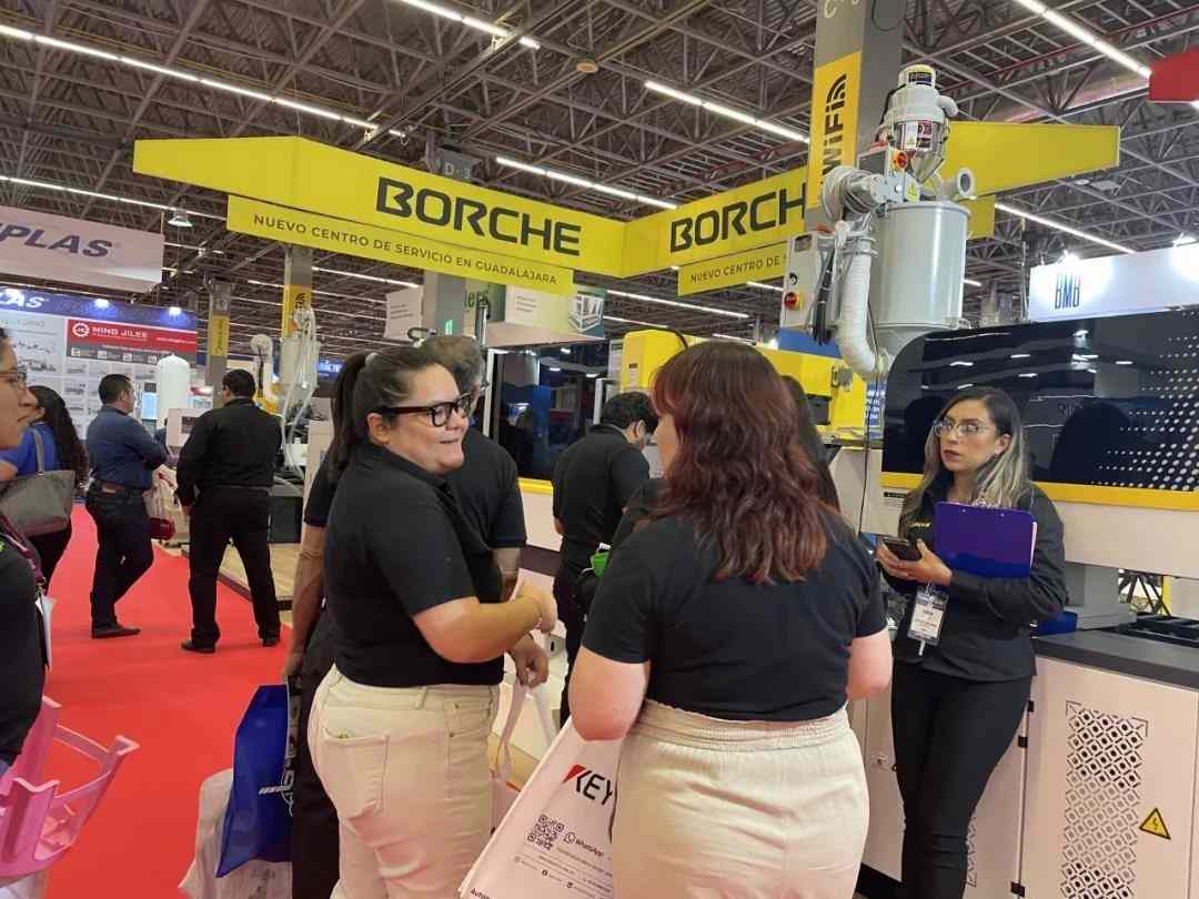 震撼！博创四台智能注塑机闪耀墨西哥展