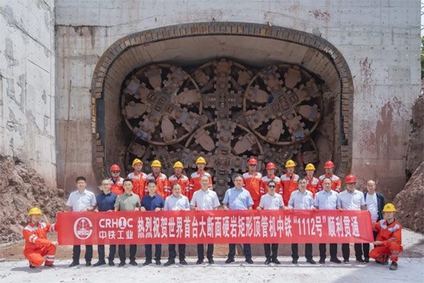 向“新”而行丨世界首例硬岩矩形盾构顶管机掘进隧道今天贯通