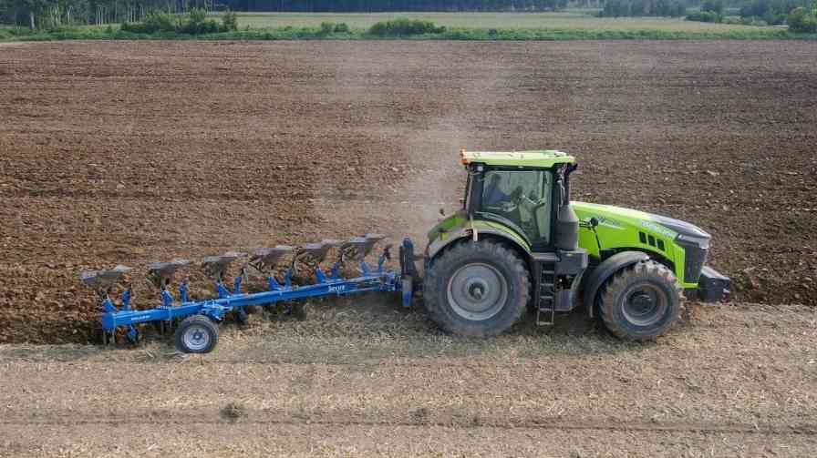 中联重科DV3504新能源拖拉机批量交付“西部粮仓”