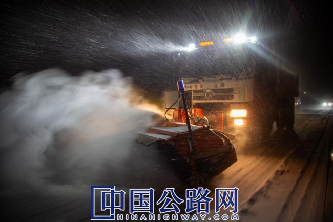 摄影月赛丨18-逆行在风雪之夜（图）