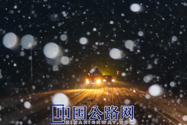摄影月赛丨16-雪花为护路者礼赞（图）