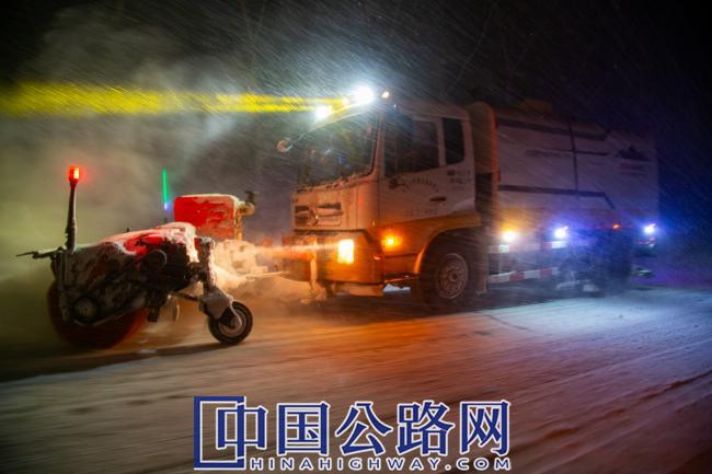 摄影月赛丨18-逆行在风雪之夜（图）
