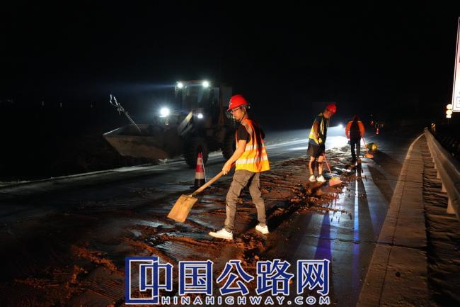 摄影月赛丨13-夜色里的“铺路石”（图）