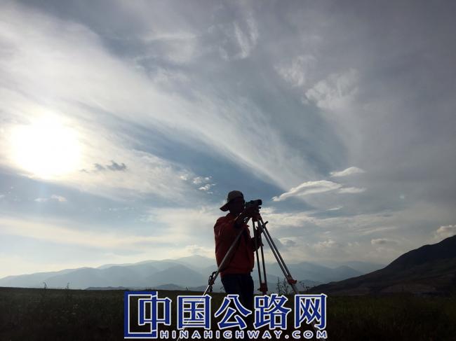 摄影月赛丨12-草原上的交通建设者（图）