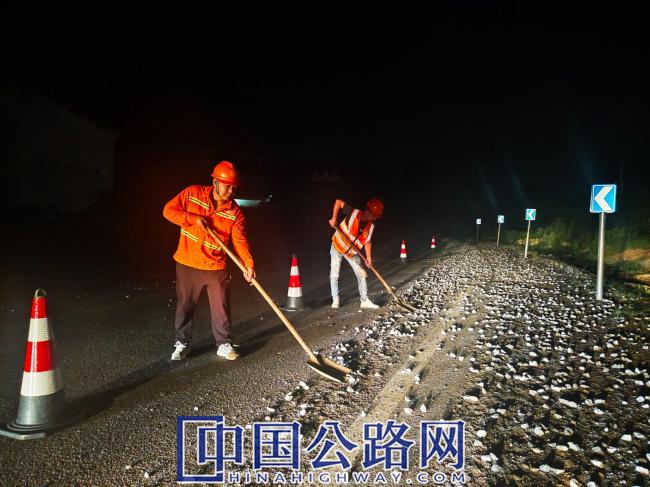 摄影月赛丨13-夜色里的“铺路石”（图）