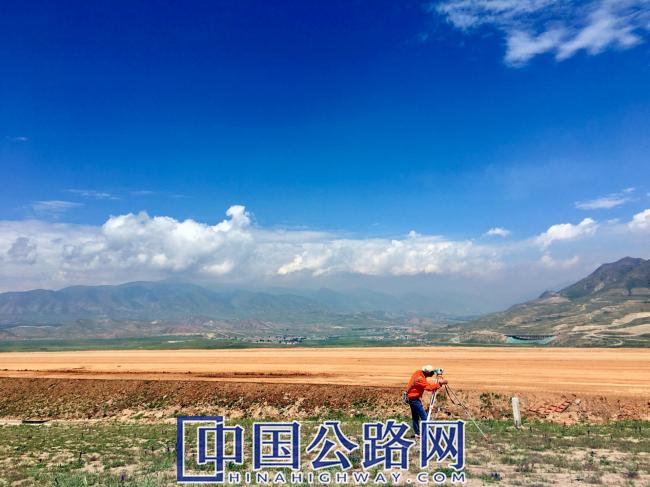 摄影月赛丨12-草原上的交通建设者（图）