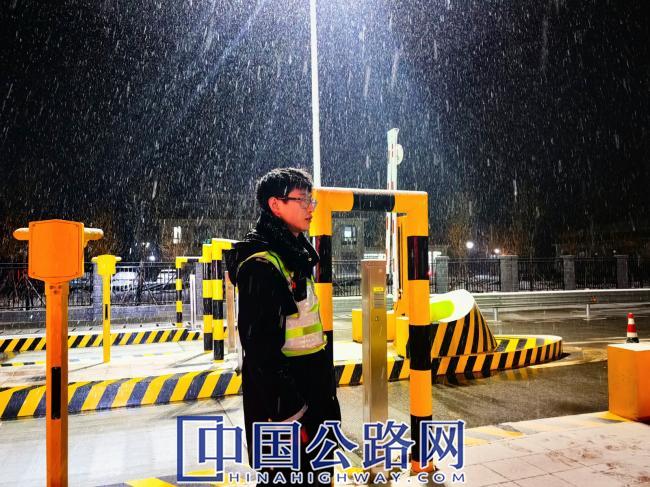 摄影月赛丨11-雪夜不眠，为路护航（图）