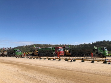 翔安机场高速路面合同段水泥稳定碎石底基层试验段顺利摊铺