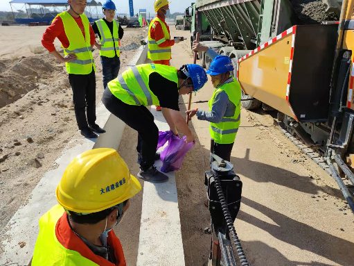 翔安机场高速路面合同段水泥稳定碎石底基层试验段顺利摊铺