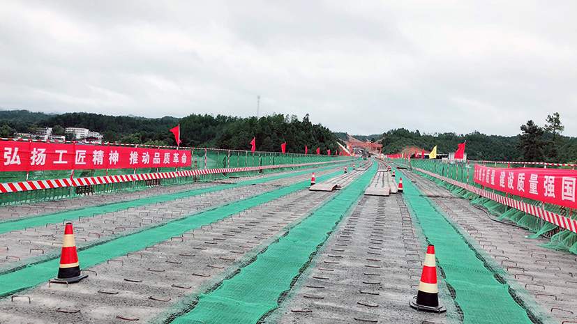 广吉高速公路B4标率先实现半幅拉通