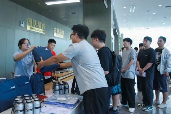 责任筑根基 关爱聚人心——晋钢智造荣获“全国就业与社会保障先进民营企业” 责任筑根基 关爱聚人心——晋钢智造荣获“全国就业与社会保障先进民营企业”