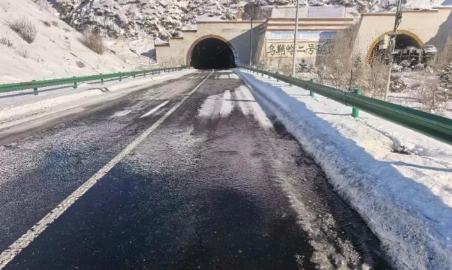 快速融化零下30度道路结冰！甘肃公交建团队研发新型融雪剂