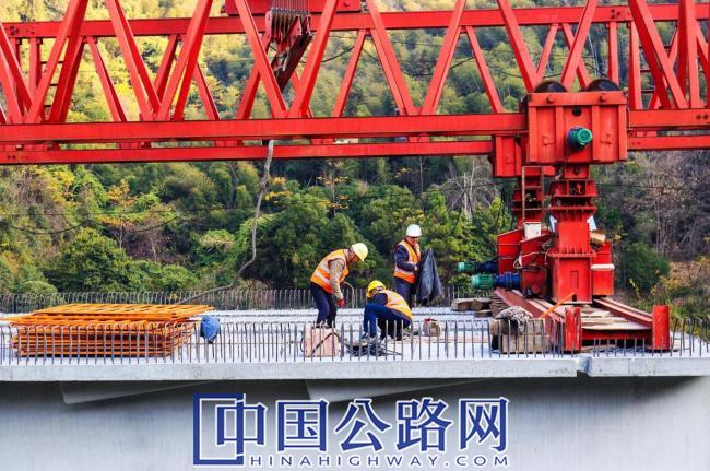 萍乡绕城高速公路国道319线跨线特大桥实现全幅贯通（图）