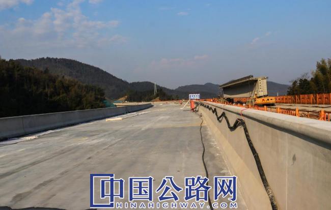萍乡绕城高速公路国道319线跨线特大桥实现全幅贯通（图）
