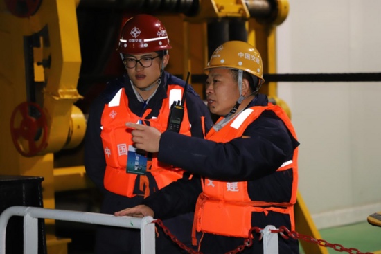 60多万颗螺丝零失误！“中国深海钳工第一人”管延安的“厘米人生”丨对话时间