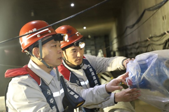 60多万颗螺丝零失误！“中国深海钳工第一人”管延安的“厘米人