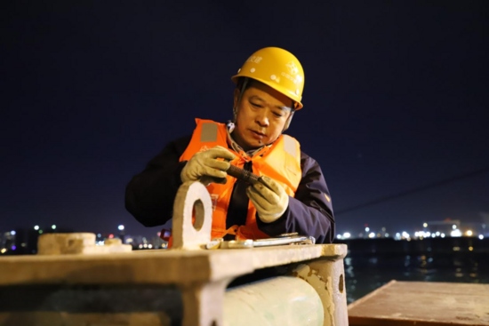 60多万颗螺丝零失误！“中国深海钳工第一人”管延安的“厘米人