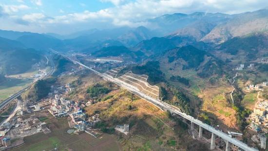 贯通16460米“华山松”！云南首条时速350公里高铁实现新