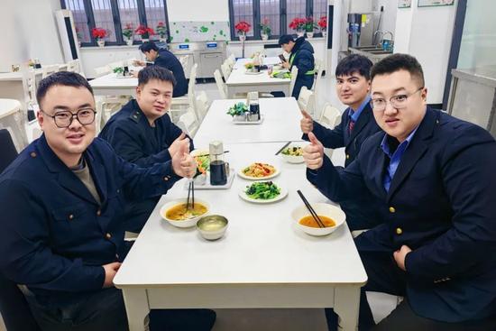 让跑车在外的职工睡好觉！这家行车公寓超智能