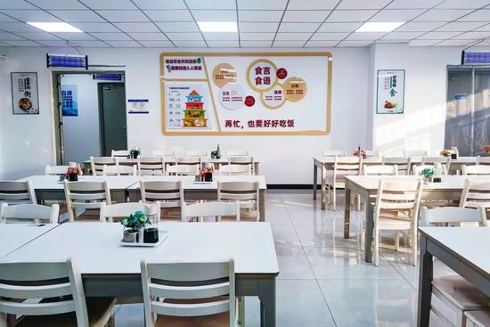 让跑车在外的职工睡好觉！这家行车公寓超智能