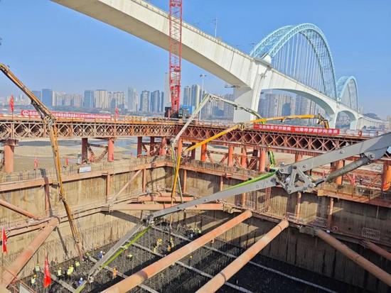 宜昌长江公铁大桥8号墩主塔承台完成首次混凝土浇筑