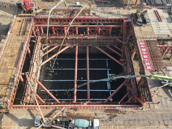 宜昌长江公铁大桥8号墩主塔承台完成首次混凝土浇筑