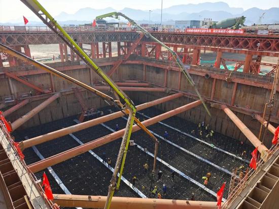 宜昌长江公铁大桥8号墩主塔承台完成首次混凝土浇筑