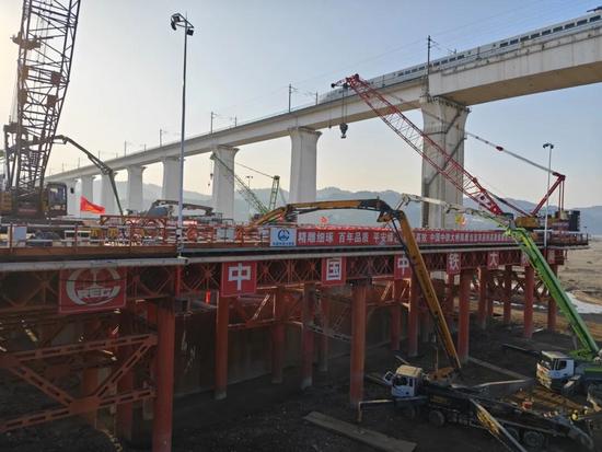 宜昌长江公铁大桥8号墩主塔承台完成首次混凝土浇筑