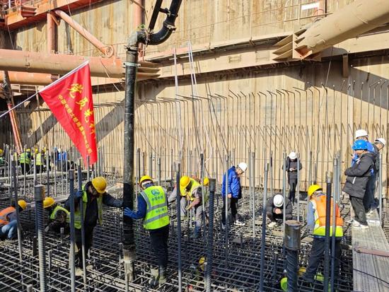 宜昌长江公铁大桥8号墩主塔承台完成首次混凝土浇筑