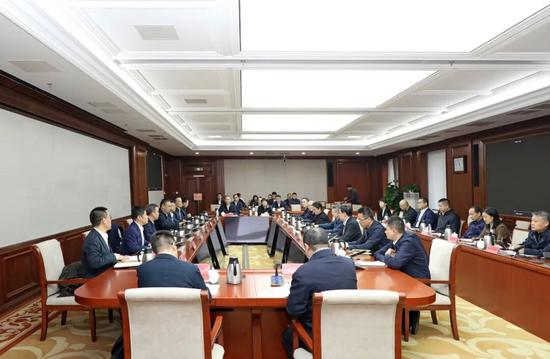 陈文健、赵佃龙与北京顺义区委书记龚宗元,区委副书记、区长崔小 陈文健、赵佃龙与北京顺义区委书记龚宗元,区委副书记、区长崔小
