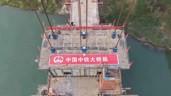 成达万高铁沱江特大桥钢混结合段首梁吊装完成