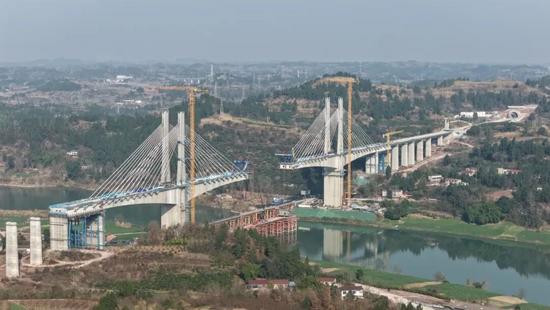 成达万高铁沱江特大桥钢混结合段首梁吊装完成